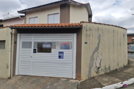 Casa à venda com 160m², 3 quartos e 5 vagasFachada do imóvel com placa QuintoAndar 