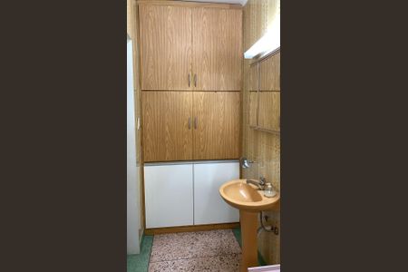 Casa para alugar com 348m², 5 quartos e 3 vagasBanheiro