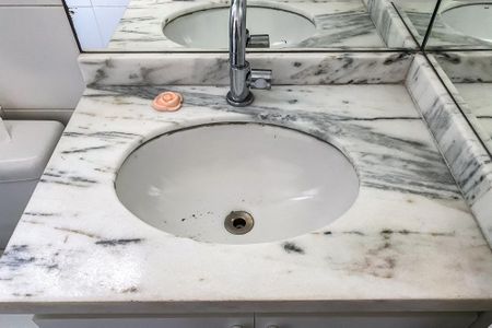 Apartamento à venda com 77m², 2 quartos e 2 vagasBanheiro da Suíte