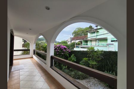 Casa de condomínio à venda com 270m², 5 quartos e 3 vagas Casa de condomínio à venda com 270m², 5 quartos e 3 vagasVaranda