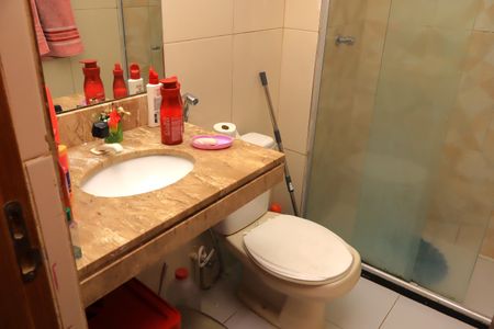 Banheiro de apartamento para alugar com 2 quartos, 66m² em Vale dos Lagos, Salvador