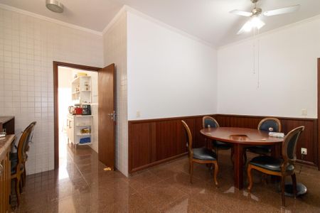 Casa à venda com 444m², 6 quartos e 5 vagas Casa à venda com 444m², 6 quartos e 5 vagasCozinha