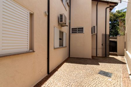 Casa à venda com 444m², 6 quartos e 5 vagas Casa à venda com 444m², 6 quartos e 5 vagasÁrea externa