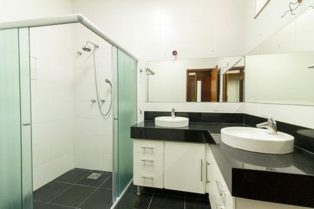 Casa à venda com 444m², 6 quartos e 5 vagas Casa à venda com 444m², 6 quartos e 5 vagasBanheiro do Quarto 1