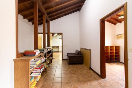 Casa à venda com 444m², 6 quartos e 5 vagas Casa à venda com 444m², 6 quartos e 5 vagasCorredor