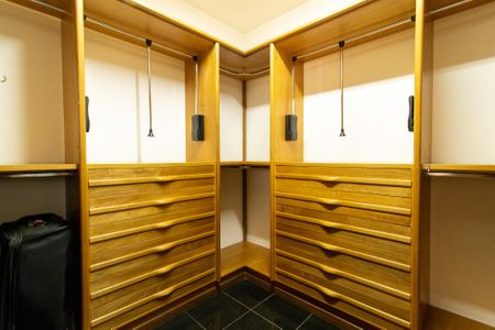 Casa à venda com 444m², 6 quartos e 5 vagas Casa à venda com 444m², 6 quartos e 5 vagasCloset do quarto 1