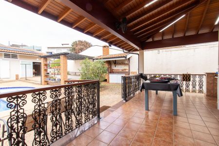 Casa à venda com 444m², 6 quartos e 5 vagas Casa à venda com 444m², 6 quartos e 5 vagasÁrea externa