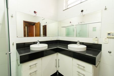 Casa à venda com 444m², 6 quartos e 5 vagas Casa à venda com 444m², 6 quartos e 5 vagasQuarto 1