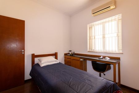 Casa à venda com 444m², 6 quartos e 5 vagas Casa à venda com 444m², 6 quartos e 5 vagasQuarto 4