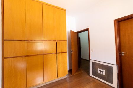 Casa à venda com 444m², 6 quartos e 5 vagas Casa à venda com 444m², 6 quartos e 5 vagasQuarto 2