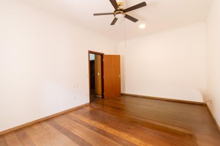 Casa à venda com 444m², 6 quartos e 5 vagas Casa à venda com 444m², 6 quartos e 5 vagasQuarto 1