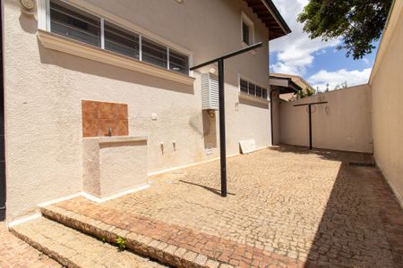 Casa à venda com 444m², 6 quartos e 5 vagas Casa à venda com 444m², 6 quartos e 5 vagasÁrea externa