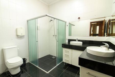 Casa à venda com 444m², 6 quartos e 5 vagas Casa à venda com 444m², 6 quartos e 5 vagasBanheiro do Quarto 1