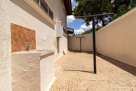 Casa à venda com 444m², 6 quartos e 5 vagas Casa à venda com 444m², 6 quartos e 5 vagasÁrea externa