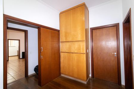 Casa à venda com 444m², 6 quartos e 5 vagas Casa à venda com 444m², 6 quartos e 5 vagasCorredor