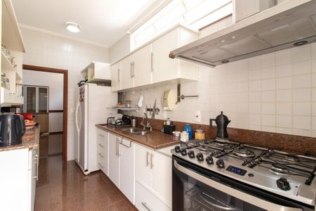 Casa à venda com 444m², 6 quartos e 5 vagas Casa à venda com 444m², 6 quartos e 5 vagasCozinha