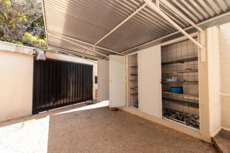 Casa à venda com 444m², 6 quartos e 5 vagas Casa à venda com 444m², 6 quartos e 5 vagasÁrea externa