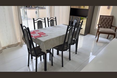 Sala de casa de condomínio para alugar com 3 quartos, 186m² em Cajueiros, Maricá