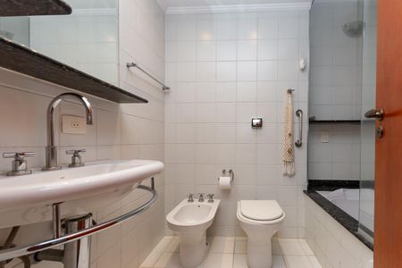 Apartamento para alugar com 133m², 3 quartos e 1 vagaBanheiro do quarto 1 Suíte