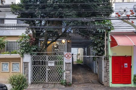 Casa para alugar com 400m², 5 quartos e 6 vagas Casa para alugar com 400m², 5 quartos e 6 vagasFachada