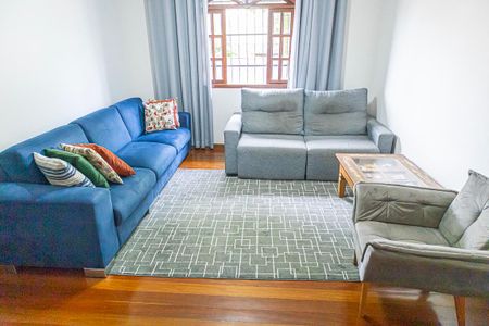 Casa à venda com 229m², 4 quartos e 2 vagas Casa à venda com 229m², 4 quartos e 2 vagasSala