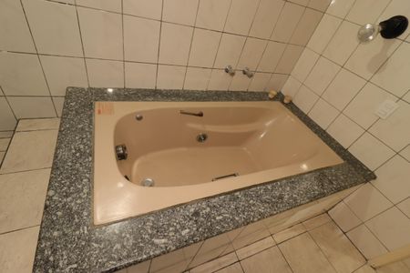 Casa à venda com 290m², 2 quartos e 5 vagasBanheiro da casa 1 - Banheira