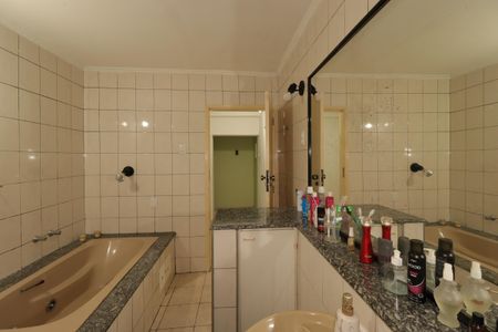 Casa à venda com 290m², 2 quartos e 5 vagasBanheiro da casa 1