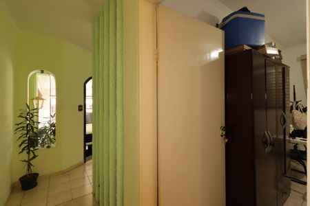 Casa à venda com 290m², 2 quartos e 5 vagasCorredor da casa 1