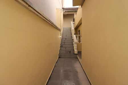 Casa à venda com 290m², 2 quartos e 5 vagasCorredor externo da casa 2