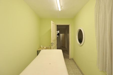 Casa à venda com 290m², 2 quartos e 5 vagasSala de TV da casa 3