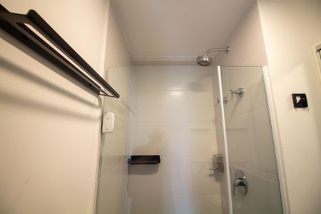 Banheiro de kitnet/studio para alugar com 1 quarto, 23m² em Santo Amaro, São Paulo