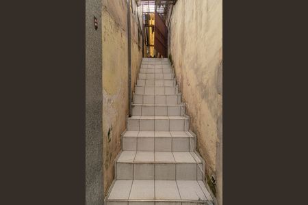 Casa para alugar com 250m², 2 quartos e 2 vagasEscada