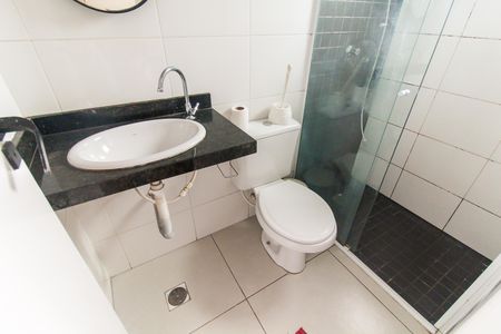 Casa para alugar com 65m², 2 quartos e 2 vagas Casa para alugar com 65m², 2 quartos e 2 vagasBanheiro da Suíte 1