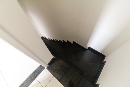 Casa para alugar com 65m², 2 quartos e 2 vagas Casa para alugar com 65m², 2 quartos e 2 vagasEscada