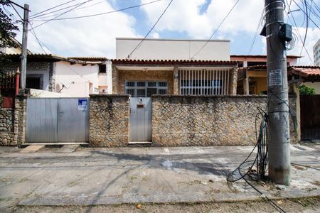 Casa à venda com 100m², 3 quartos e 4 vagasFachada