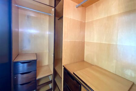 Apartamento à venda com 184m², 3 quartos e 3 vagas Apartamento à venda com 184m², 3 quartos e 3 vagasCloset da suíte