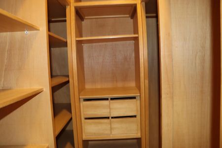 Casa de condomínio para alugar com 780m², 8 quartos e 8 vagasCloset da Suíte 4