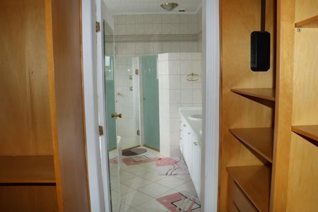 Casa de condomínio para alugar com 780m², 8 quartos e 8 vagasCloset Suíte 1