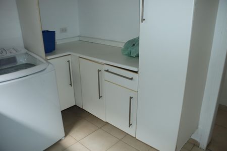 Casa de condomínio para alugar com 780m², 8 quartos e 8 vagasÁrea de Serviço