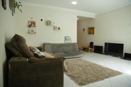 Casa à venda com 220m², 3 quartos e 2 vagasSala