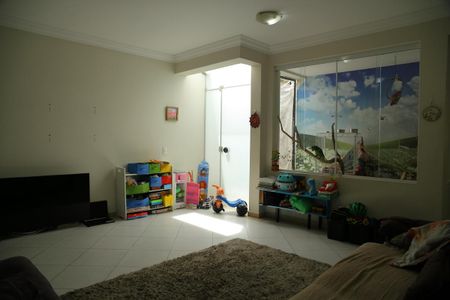 Casa à venda com 220m², 3 quartos e 2 vagasSala