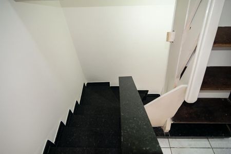 Apartamento para alugar com 72m², 2 quartos e sem vaga Apartamento para alugar com 72m², 2 quartos e sem vagaEscada