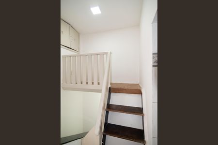 Apartamento para alugar com 72m², 2 quartos e sem vaga Apartamento para alugar com 72m², 2 quartos e sem vagaEscada