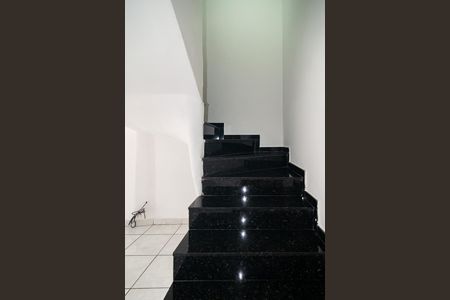 Apartamento para alugar com 72m², 2 quartos e sem vaga Apartamento para alugar com 72m², 2 quartos e sem vagaEscada