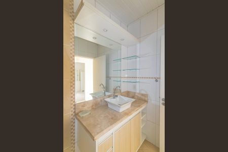 Casa para alugar com 93m², 3 quartos e 2 vagasBanheiro social