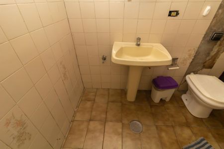 Banheiro de casa para alugar com 2 quartos, 43m² em Jardim Adelaide, São Paulo