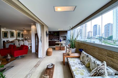 Apartamento para alugar com 178m², 3 quartos e 3 vagasVaranda