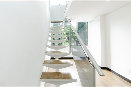 Apartamento à venda com 140m², 3 quartos e 1 vaga Apartamento à venda com 140m², 3 quartos e 1 vagaEscada