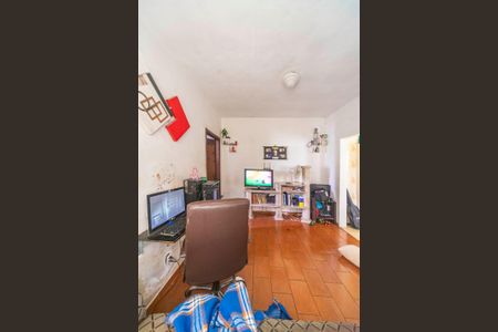 Casa à venda com 120m², 2 quartos e 2 vagas Casa à venda com 120m², 2 quartos e 2 vagasSala da Casa dos Fundos