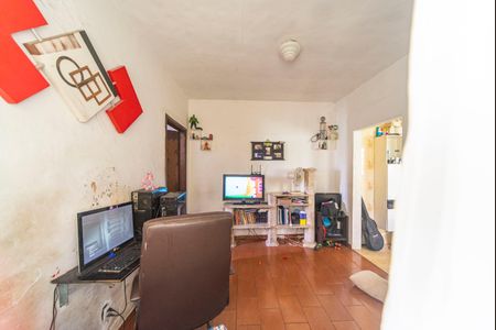 Casa à venda com 120m², 2 quartos e 2 vagas Casa à venda com 120m², 2 quartos e 2 vagasSala da Casa dos Fundos